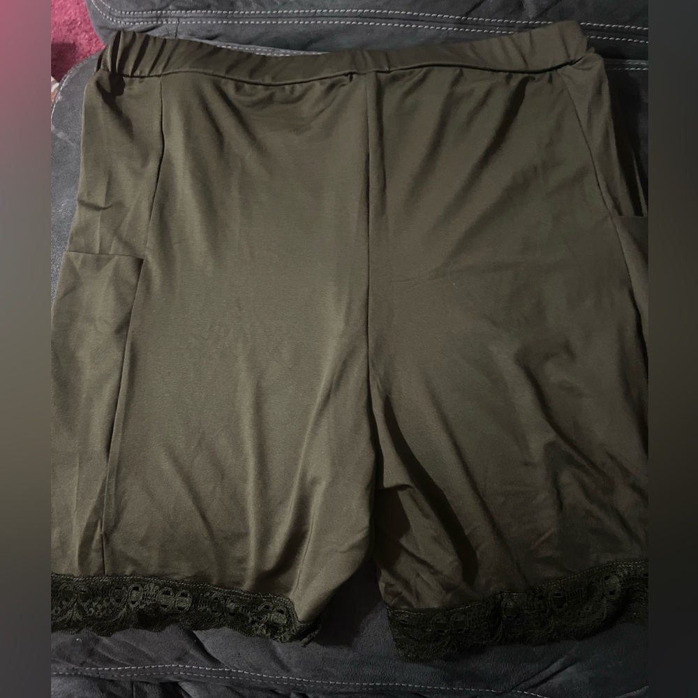 Bloomchic Shorts - Picture 1 of 3
